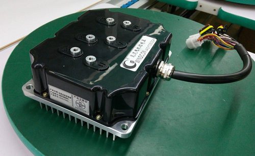 而是通过实时采集加速踏板、制动踏板、档位信号及电池、电机等子系统的状态数据