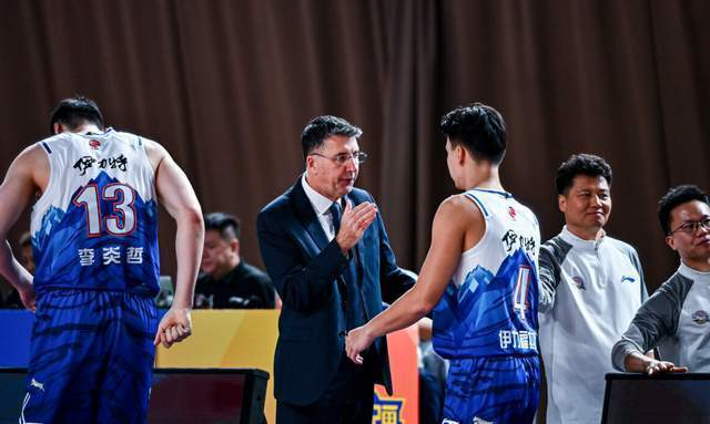 新疆男篮深陷困境 外援阵容失衡成关键因素