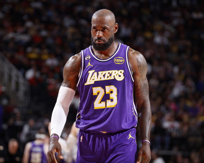 詹姆斯常规赛出场数登顶历史第一，胜场数再破