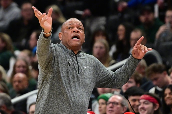 雄鹿主帅里弗斯执教战绩不佳引解雇风波，球员